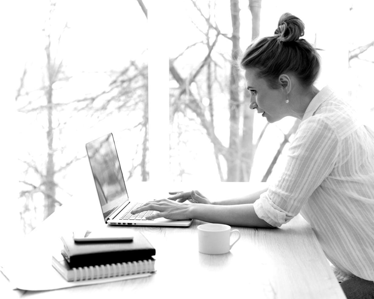 Participants engagés dans un atelier pratique de gestion budgétaire