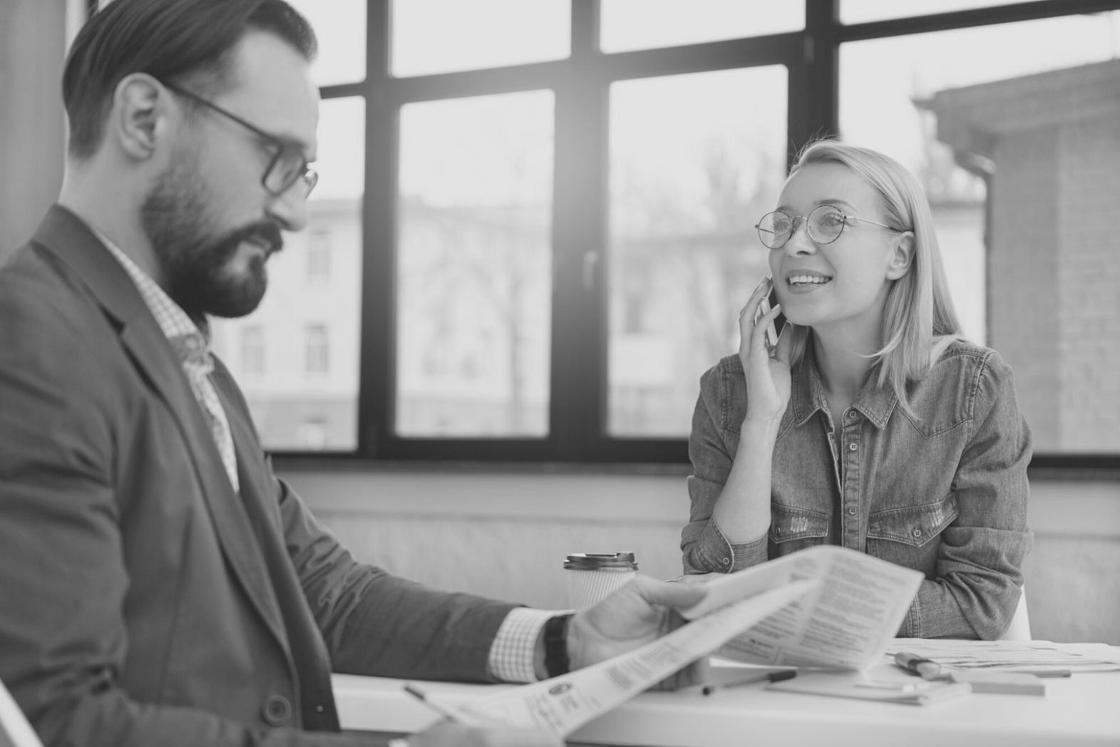 Groupe diversifié participant à un exercice pratique de budgétisation créative